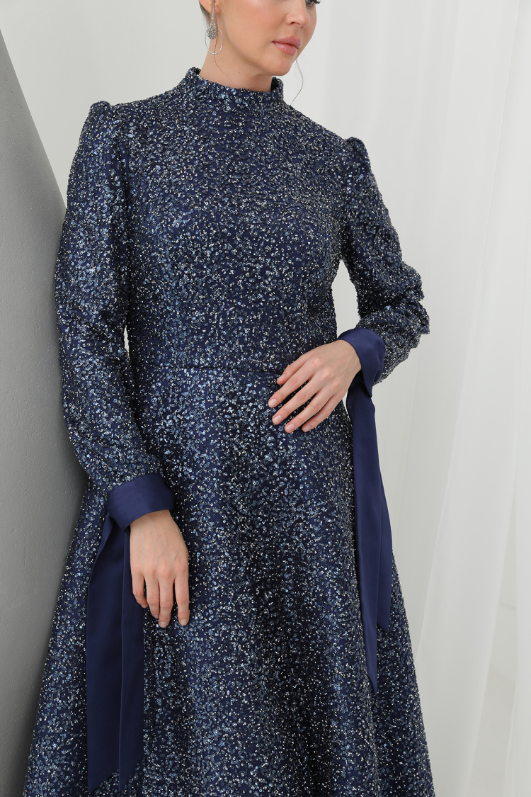 Elegant Evening Dress With Sparkly Sequin Detail