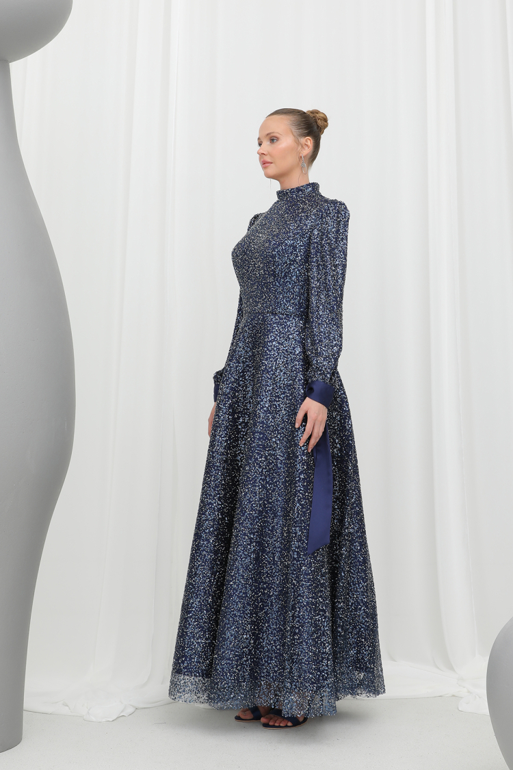 Elegant Evening Dress With Sparkly Sequin Detail