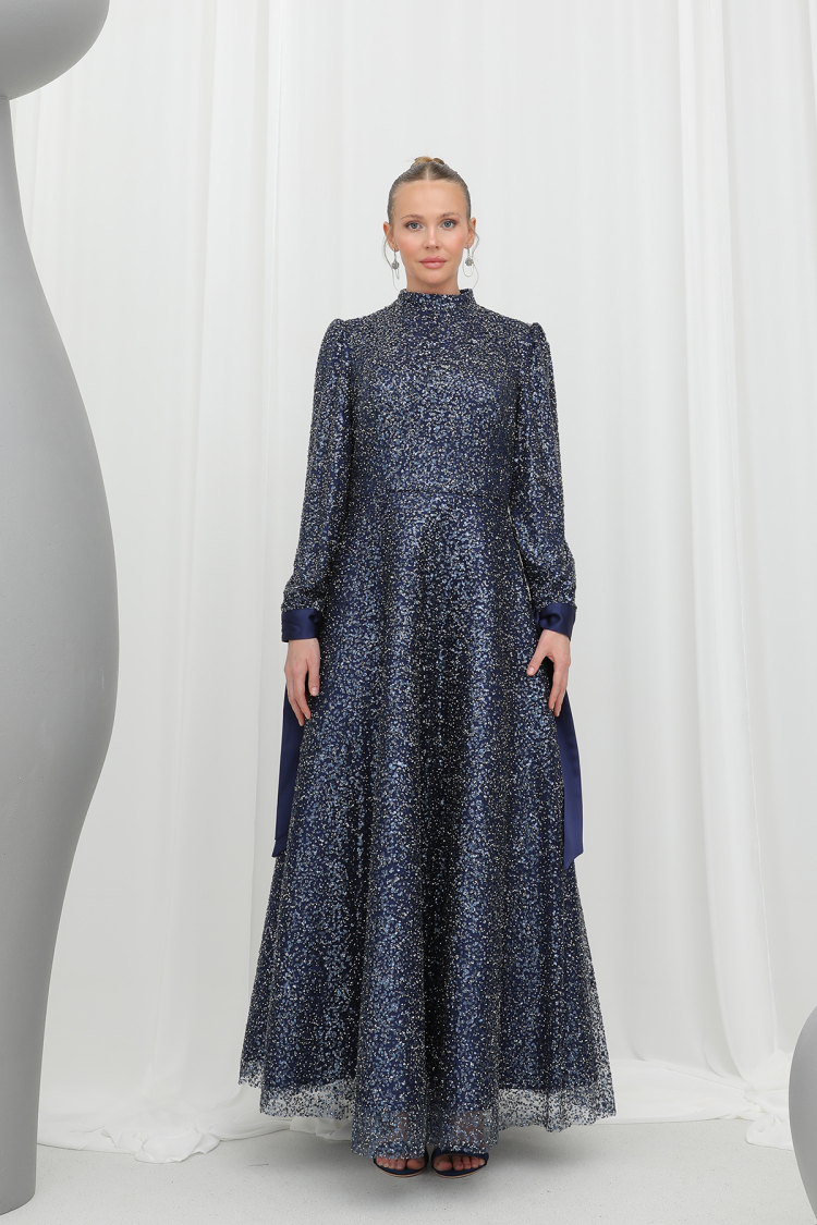 Elegant Evening Dress With Sparkly Sequin Detail