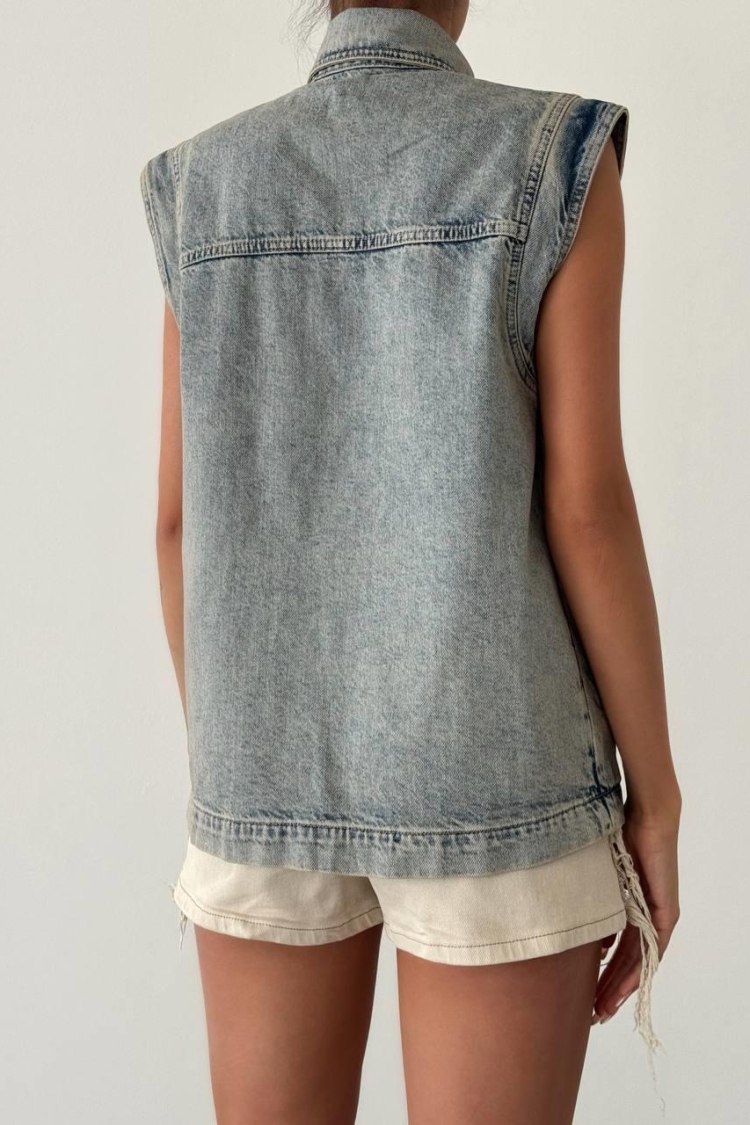 Tint Denim Vest With Zero Sleeve Pocket Detail