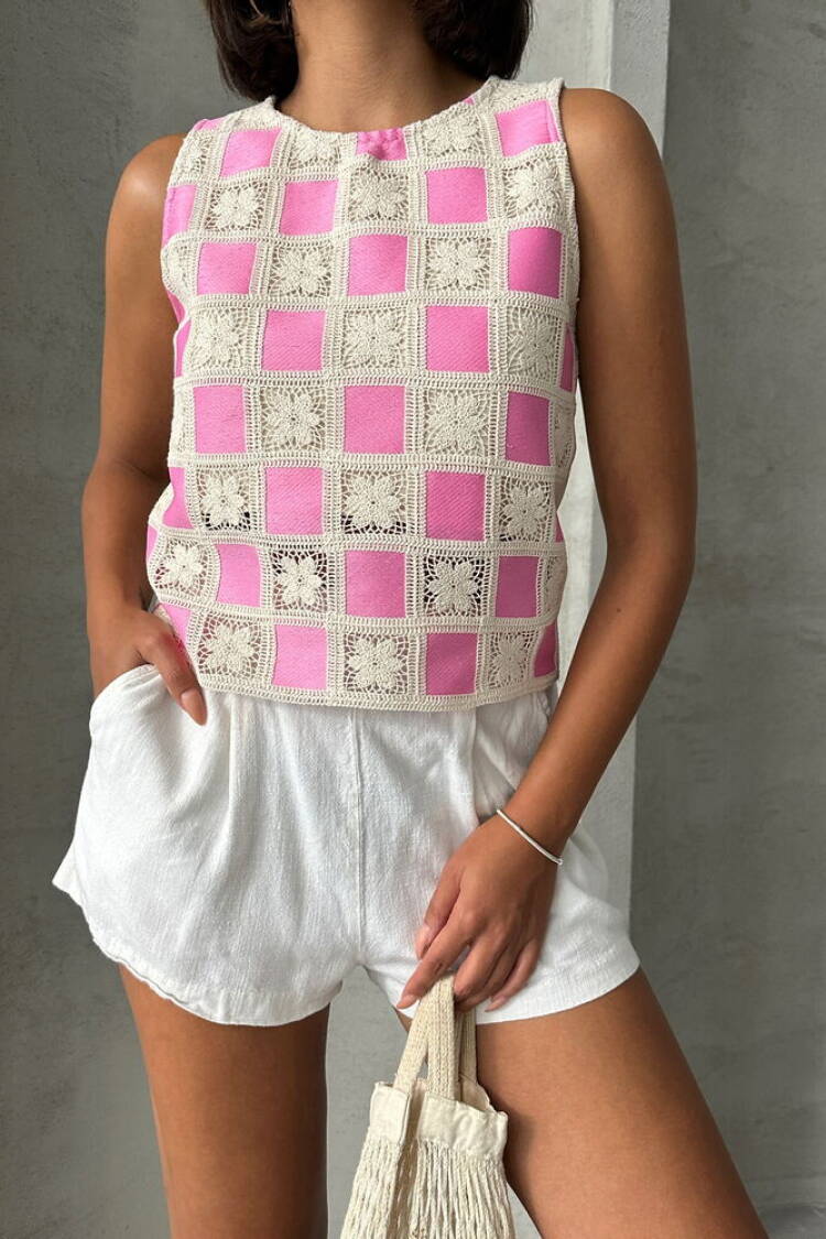RawSleeveless Checkerboard Pattern Crochet Blouse
