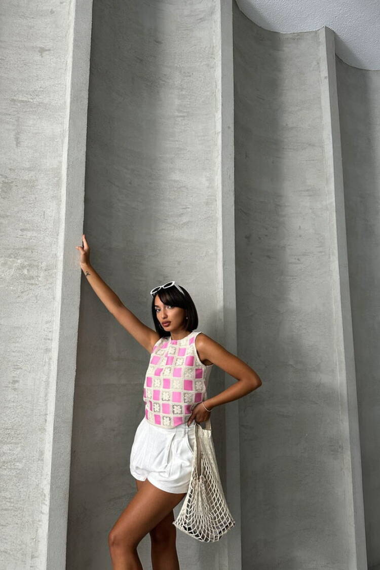 RawSleeveless Checkerboard Pattern Crochet Blouse