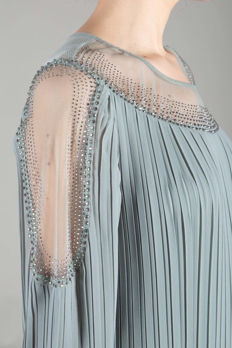 Oval Collar Stone Pleated Dress