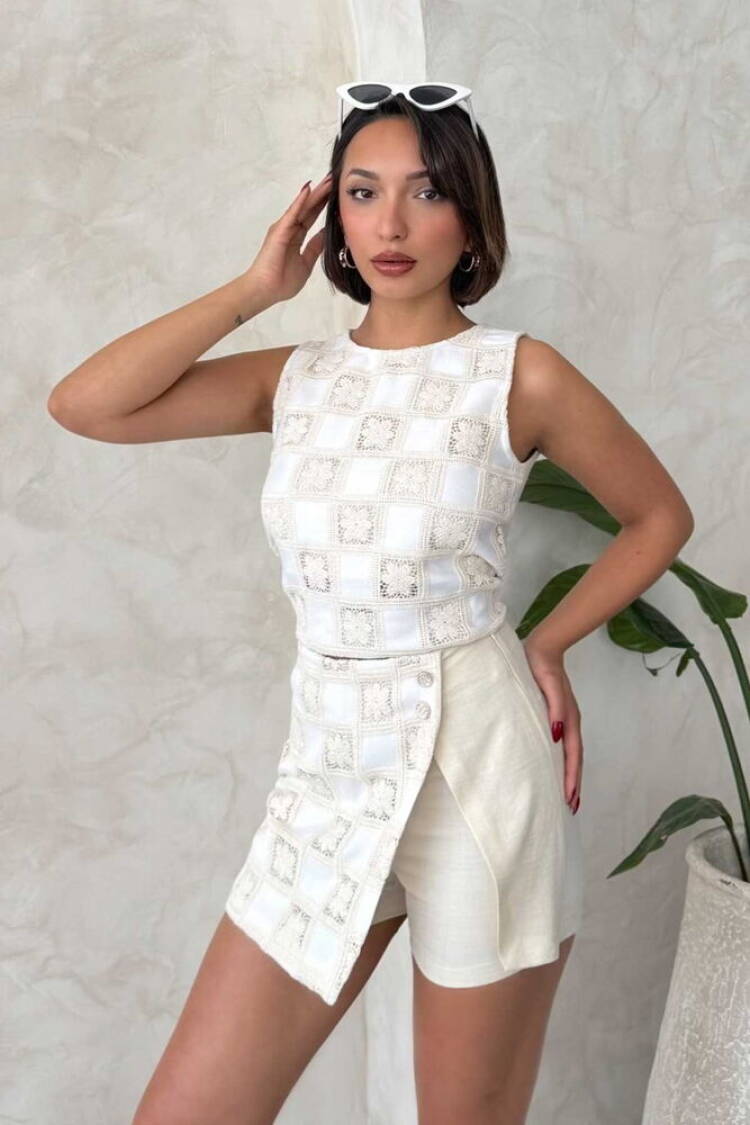 Raw Sleeveless Checkered Blouse