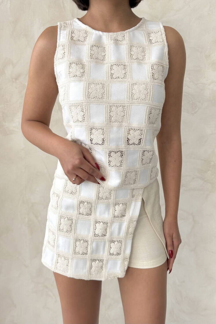 Raw Sleeveless Checkered Blouse