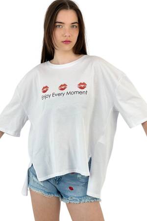 Every Moment” Lip Printed White Oversize T-Shirt - MISS POEM - Globality Store - Women Clothes Wholesale Turkey