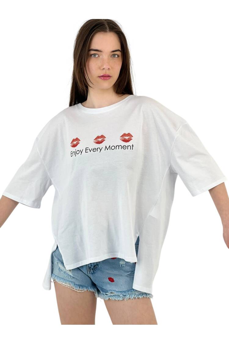 Every Moment” Lip Printed White Oversize T-Shirt