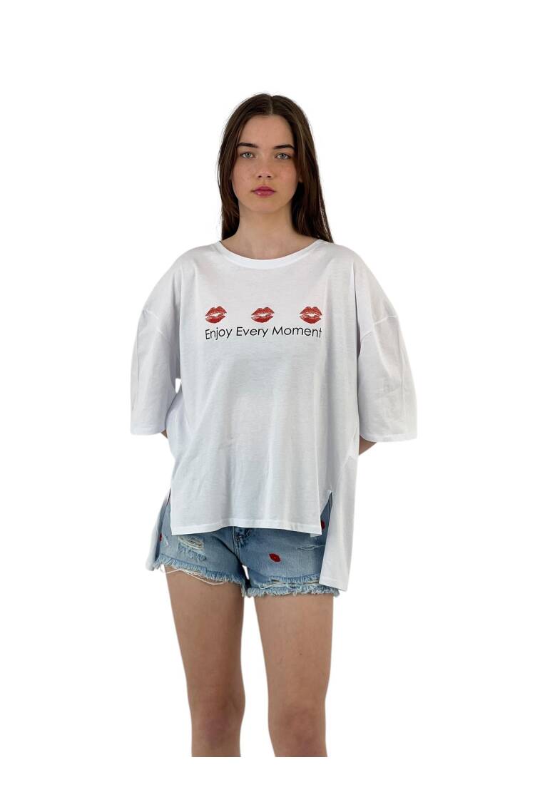 Every Moment” Lip Printed White Oversize T-Shirt