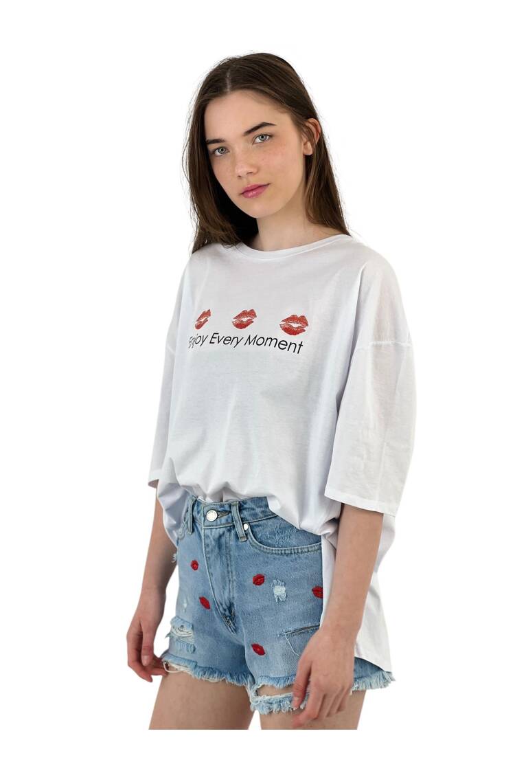 Every Moment” Lip Printed White Oversize T-Shirt