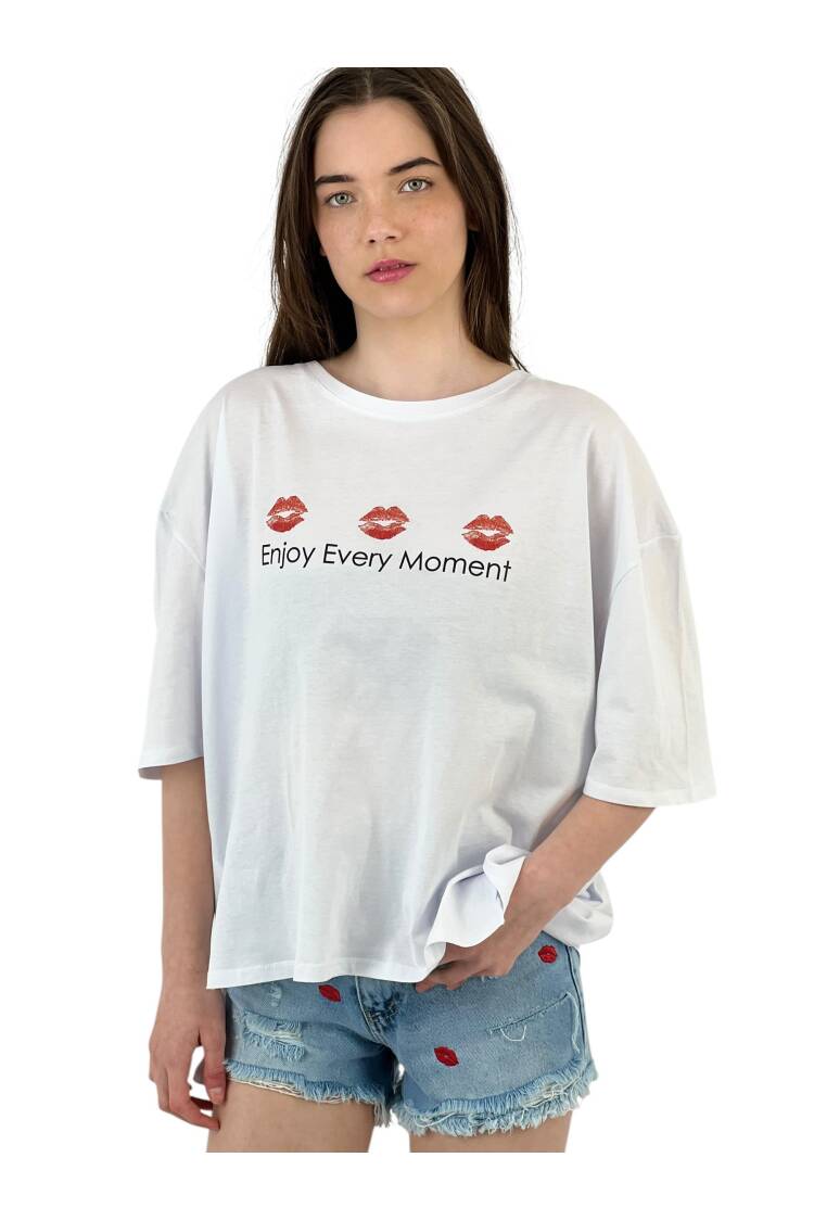 Every Moment” Lip Printed White Oversize T-Shirt