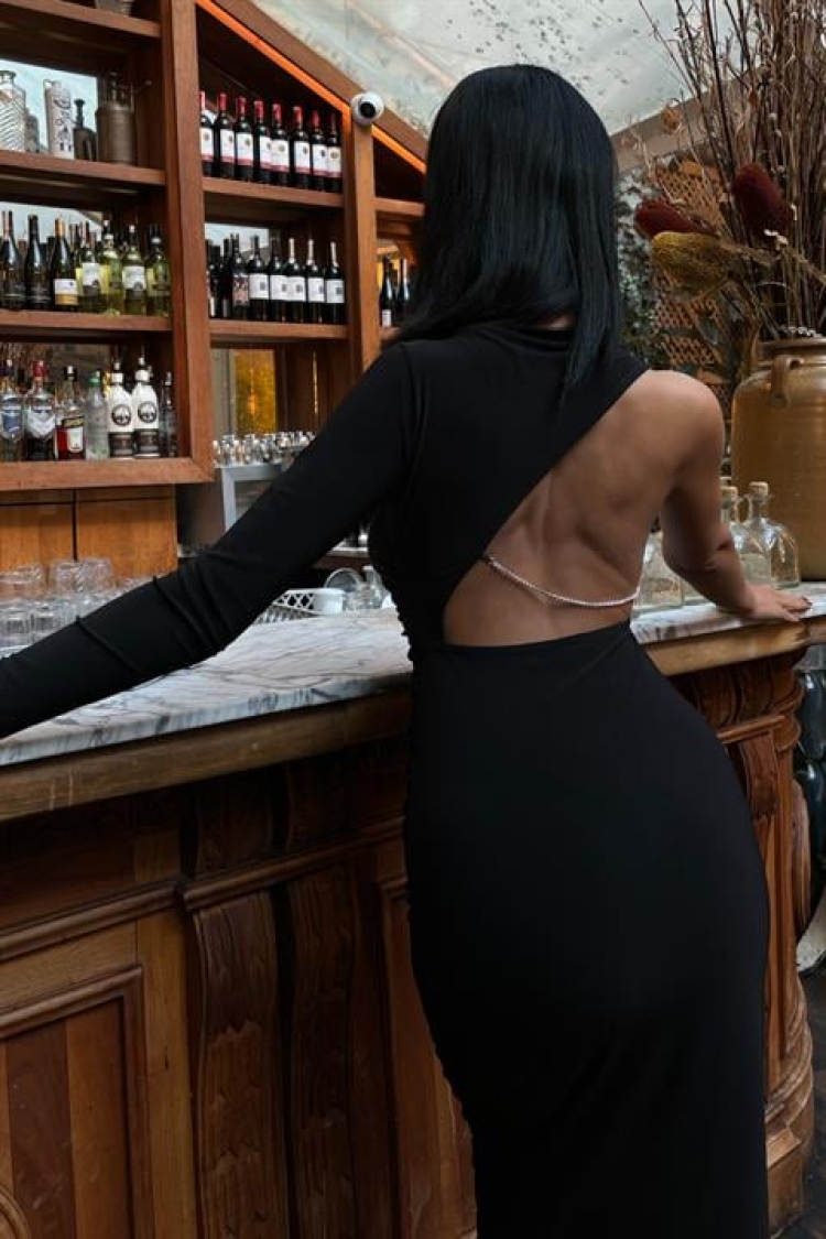Elegant Dress With Back Chain And Cleavage