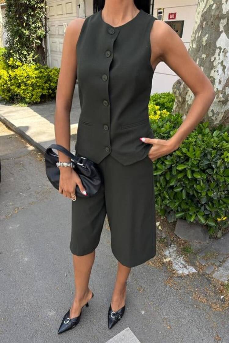 Viscon Suit With Midi Shorts And Vest