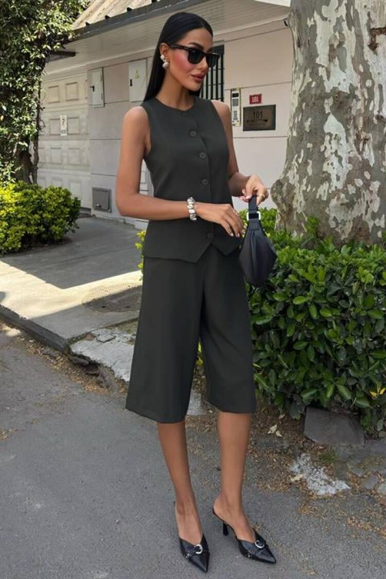 Viscon Suit With Midi Shorts And Vest