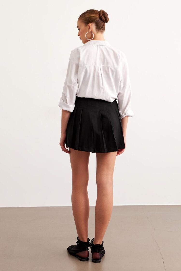 Pleated Short Skirt With Reel Buckle Black