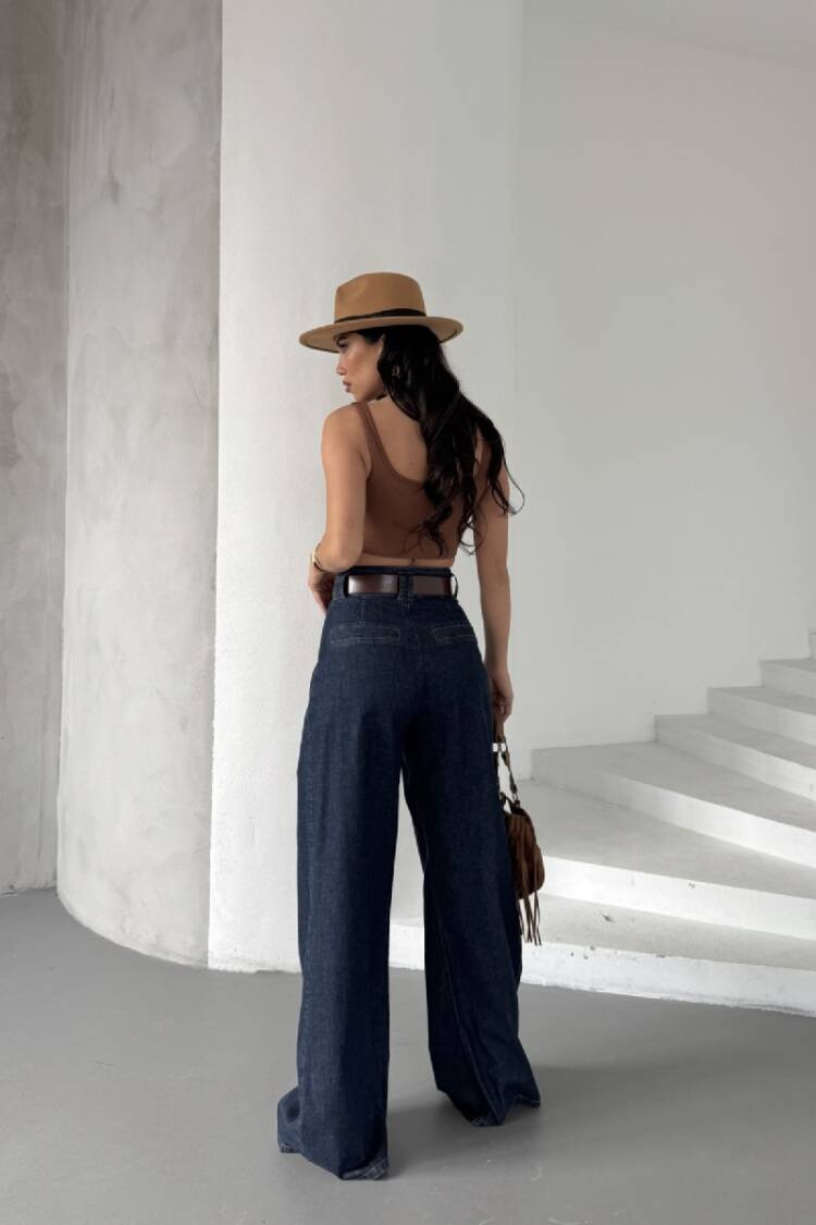 Loose Leg Jeans With Pencils