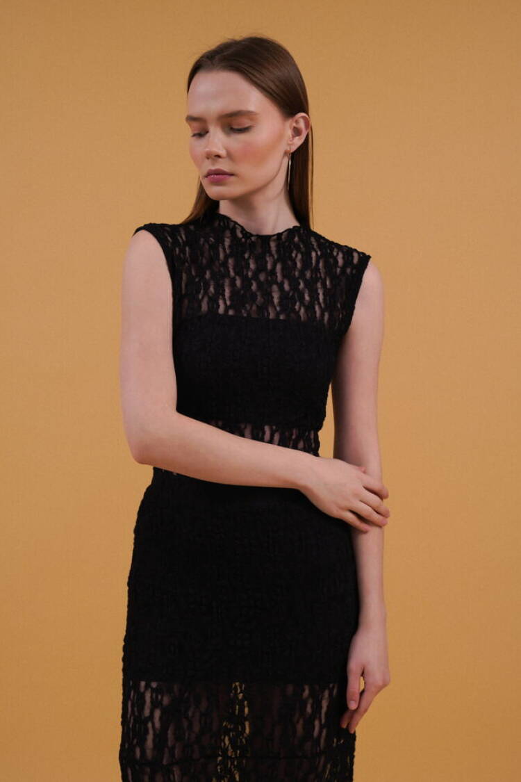 Zero Sleeve Lace Blouse