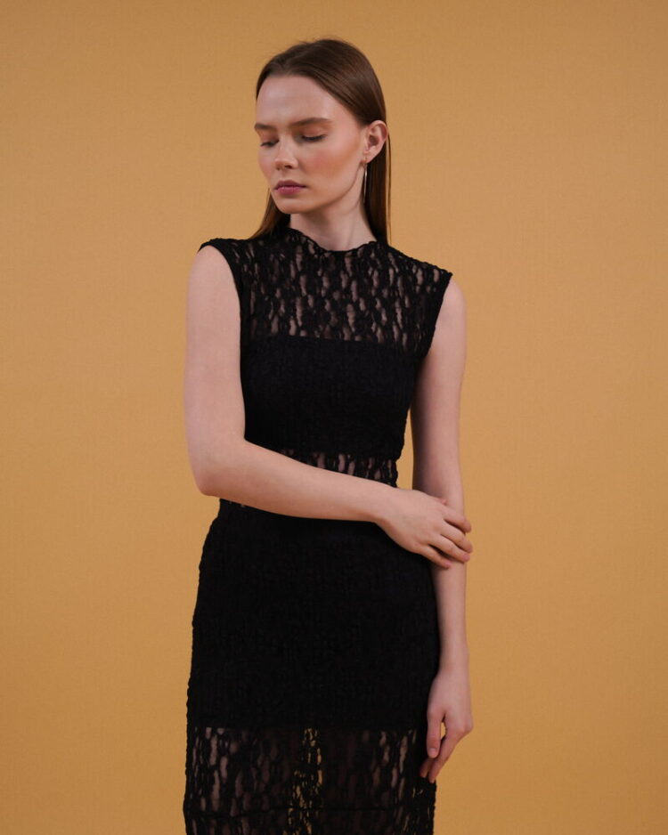 Zero Sleeve Lace Blouse