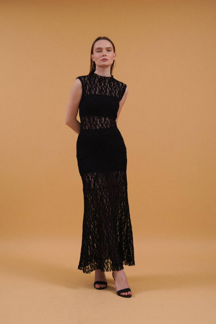 Zero Sleeve Lace Blouse