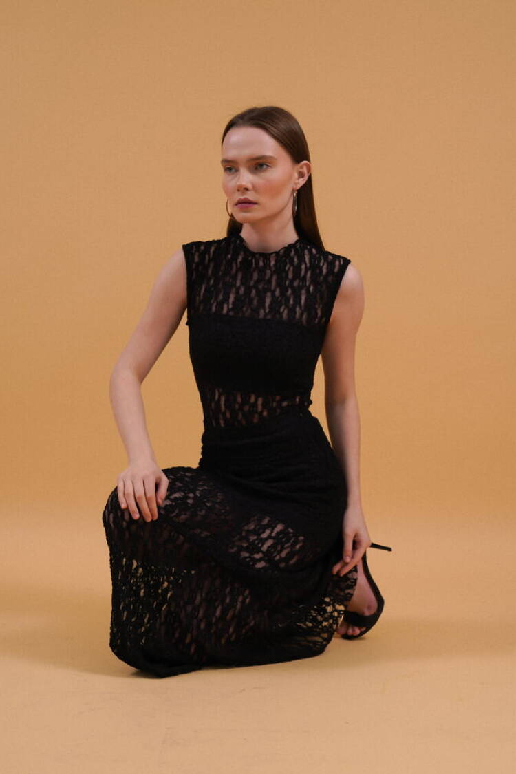 Zero Sleeve Lace Blouse