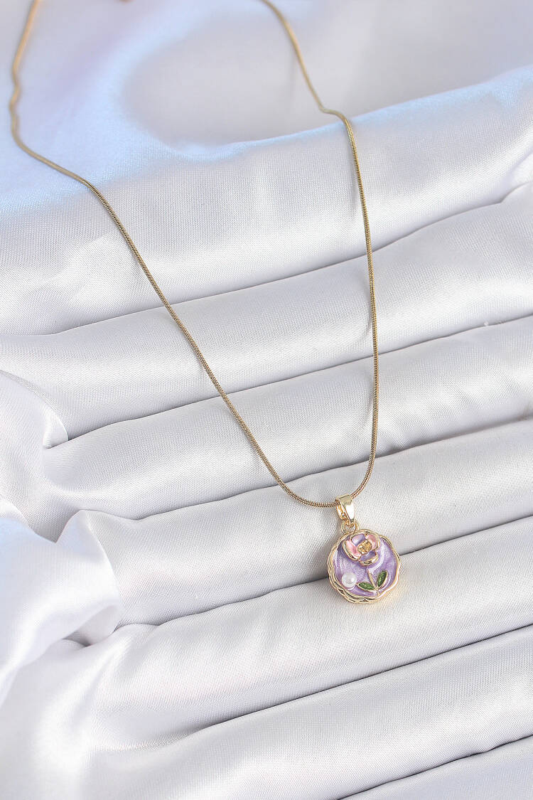 316l Steel Gold Color Chain Purple Minimal Flower Embroidered Pearl Detail Portrait Model Woman Necklace