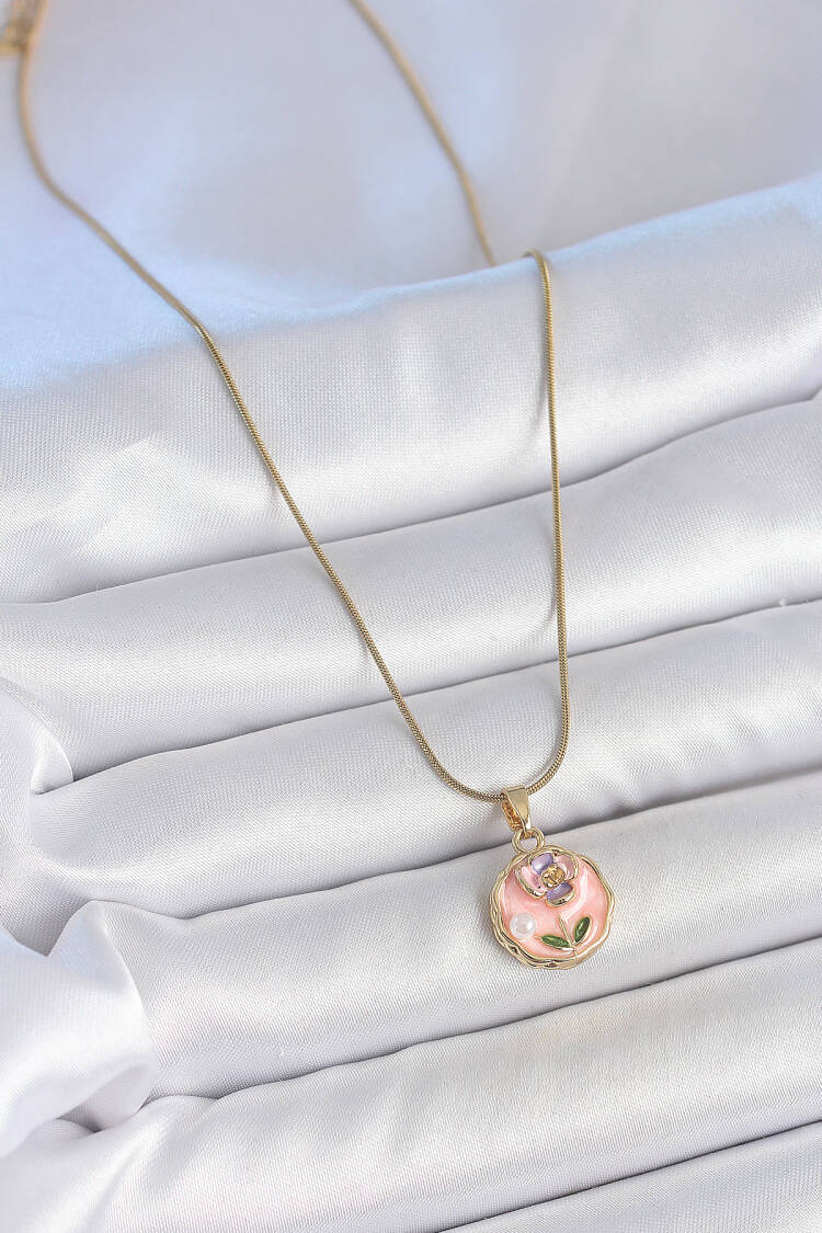 316l Steel Gold Color Chain Pink Minimal Flower Embroidered Pearl Detail Portrait Model Woman Necklace