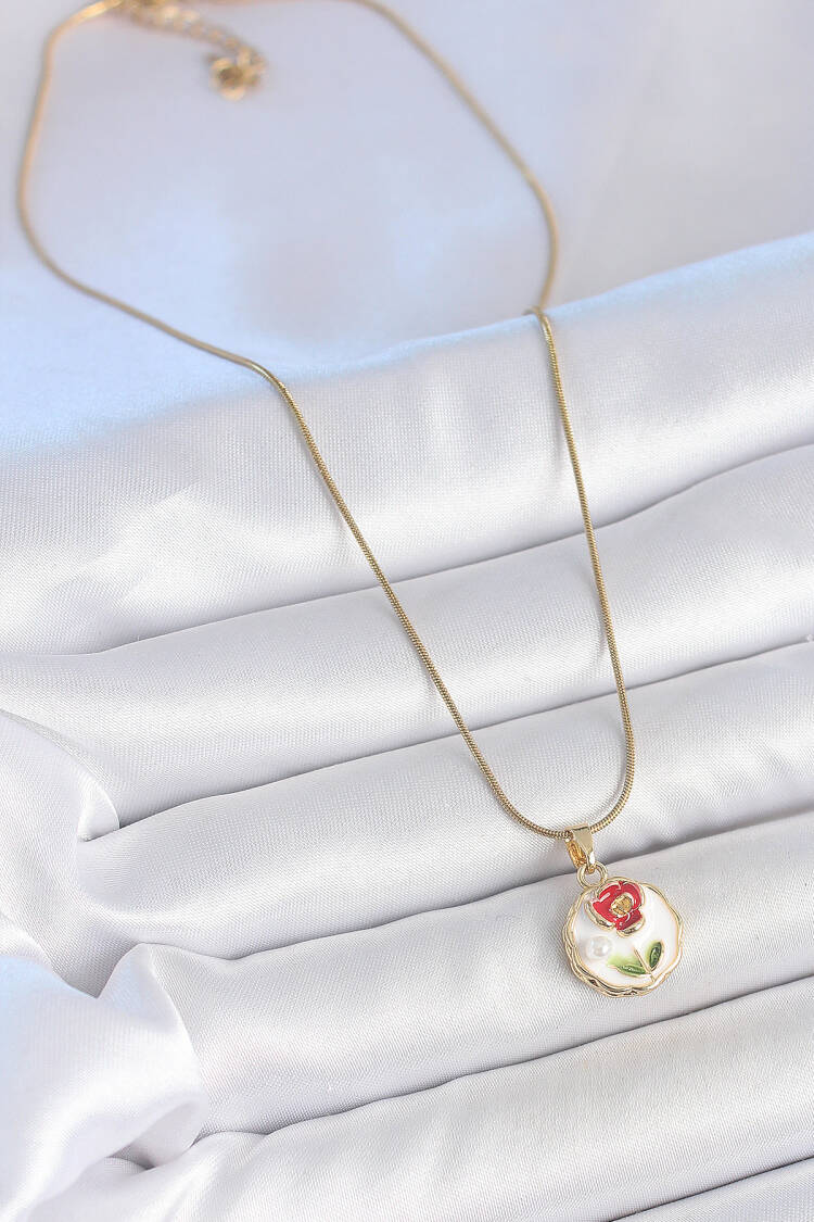 316l Steel Gold Color Chain White Minimal Flower Embroidered Pearl Detail Portrait Model Woman Necklace