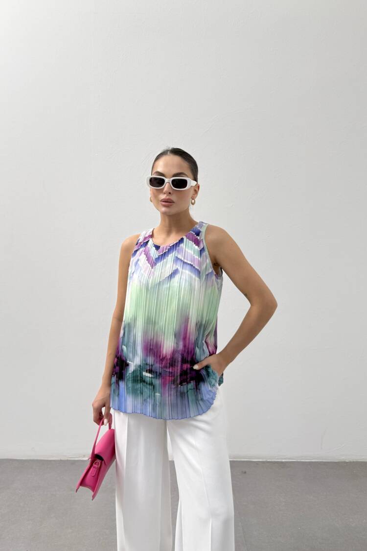 Pleated Zero Sleeve Blouse
