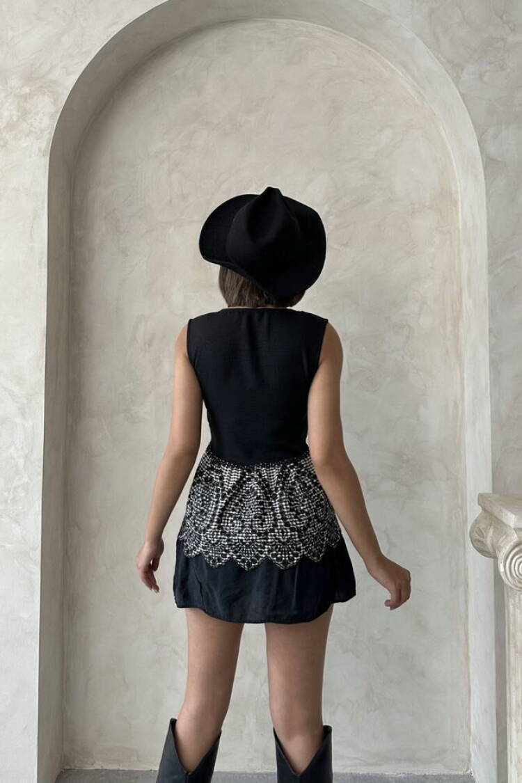 Embroidered Sleeveless Blouse