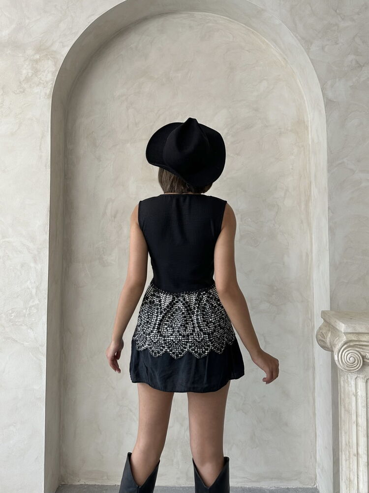 Embroidered Sleeveless Blouse