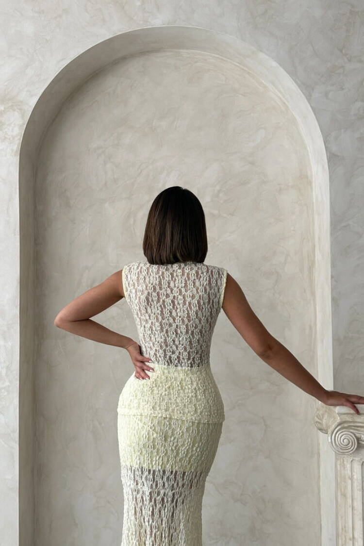 Zero Sleeve Lace Blouse