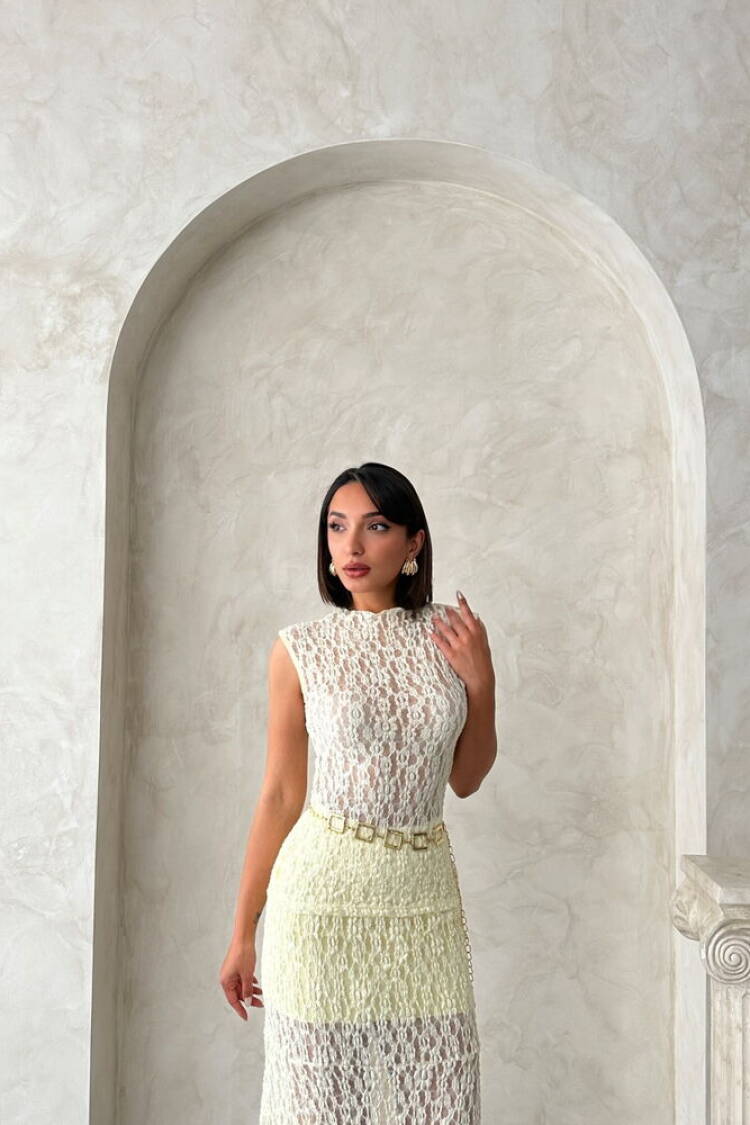 Zero Sleeve Lace Blouse