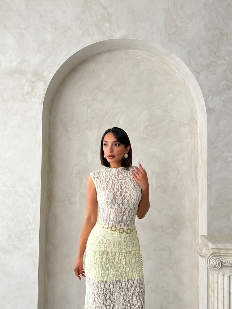 Zero Sleeve Lace Blouse