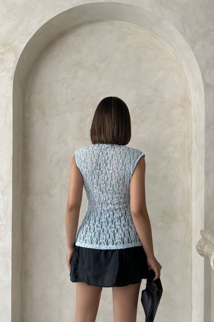 Zero Sleeve Lace Blouse