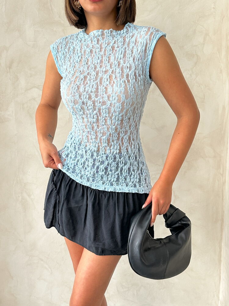 Zero Sleeve Lace Blouse