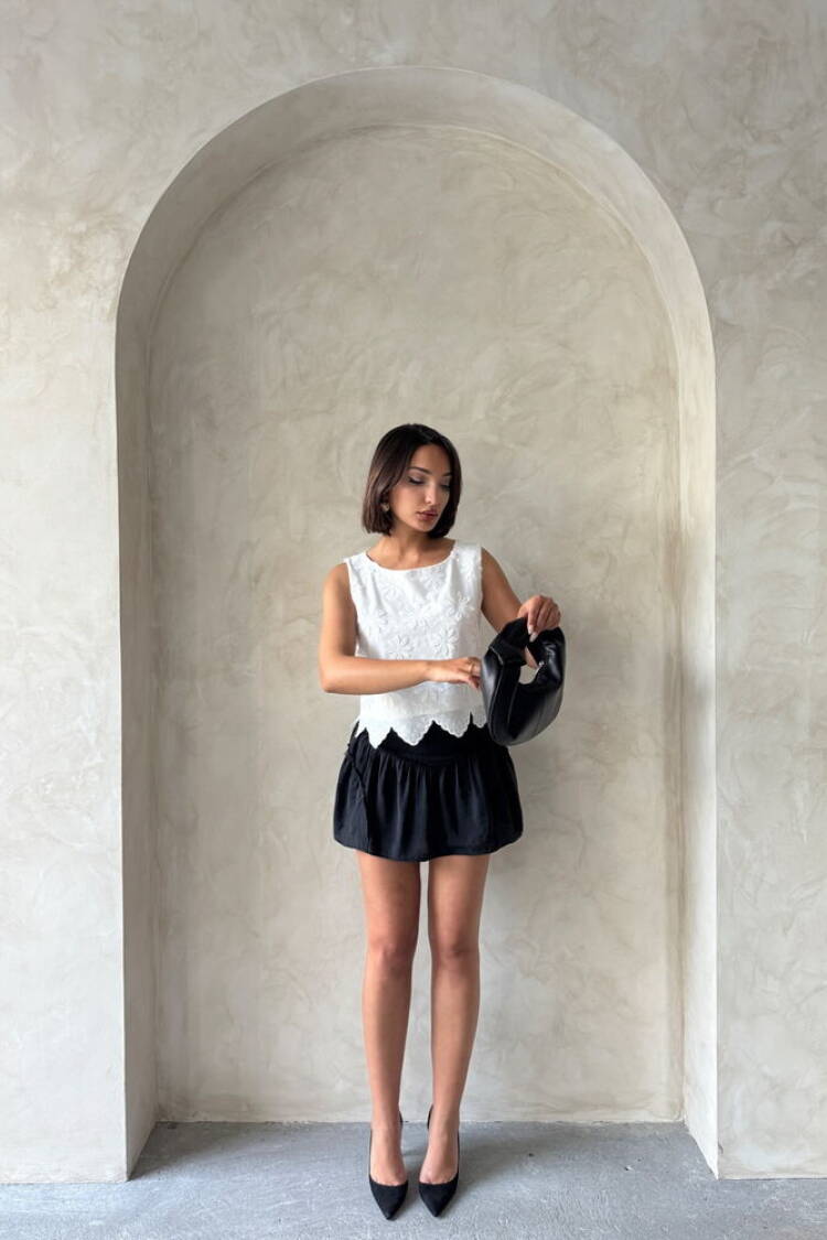 Embroidered Sleeveless Blouse -|
