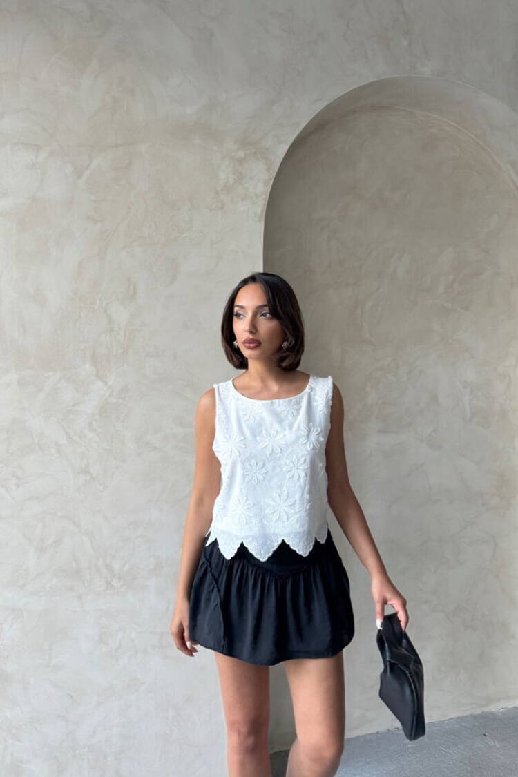 Embroidered Sleeveless Blouse -|