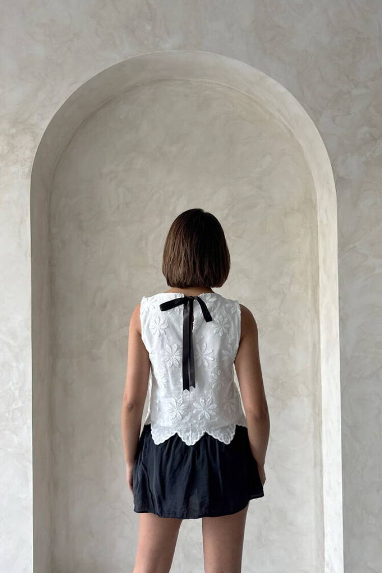 Embroidered Sleeveless Blouse -|