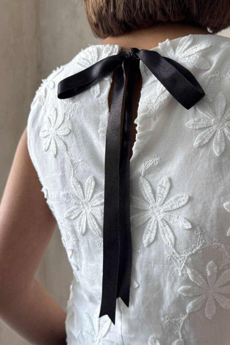 Embroidered Sleeveless Blouse -|