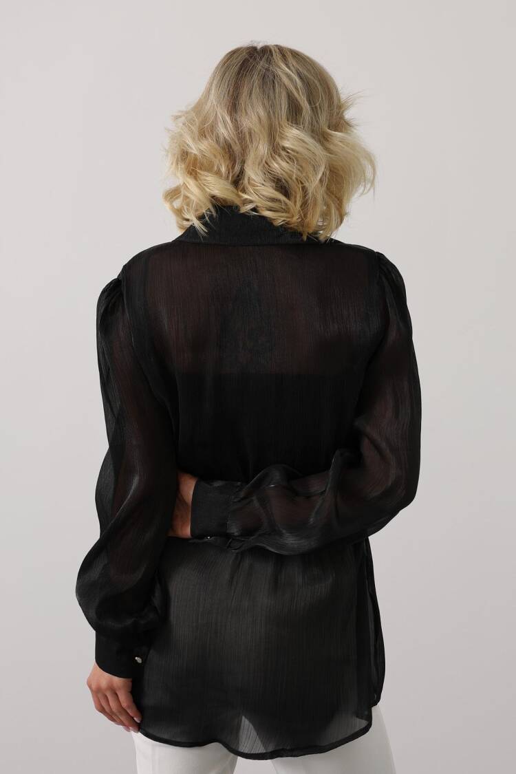 ElegantShirt With Notched Neck And Buttoned Closure
