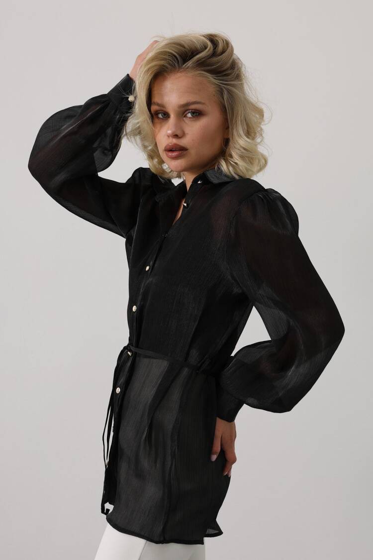 ElegantShirt With Notched Neck And Buttoned Closure