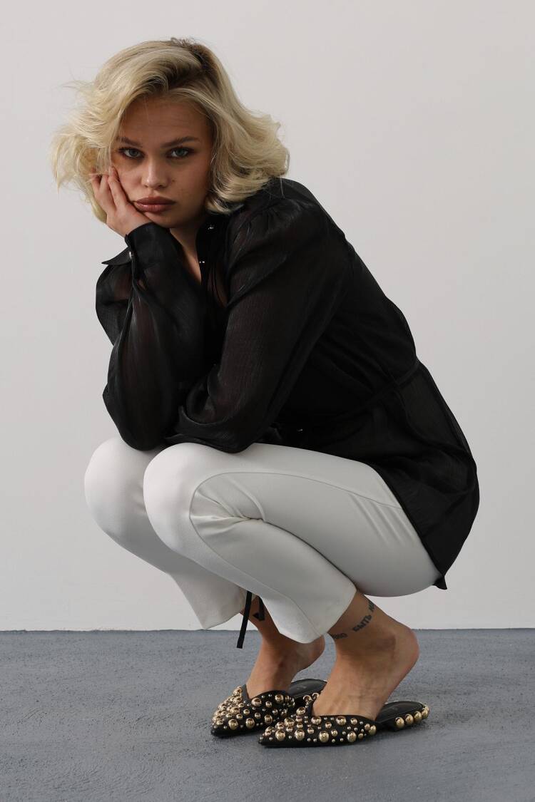 ElegantShirt With Notched Neck And Buttoned Closure