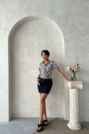 Elegant White Slim Fit Floral Shirt - Brand: Topshow - Women's Clothing Wholesale - Globality Store
