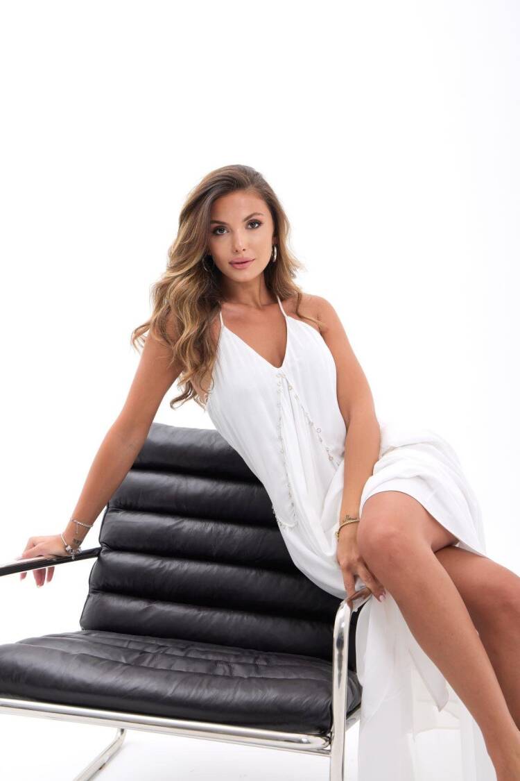 Elegant White Slip Dress With V-Neck And Cap Sleeves