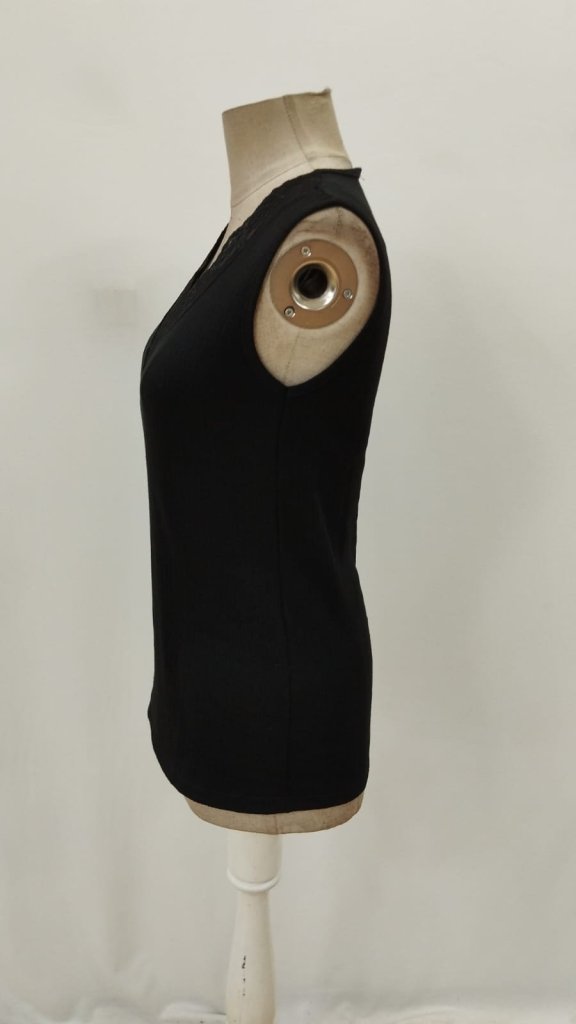 Black Fitted V-Neck Sleeveless Blouse With Cap Sleeve
