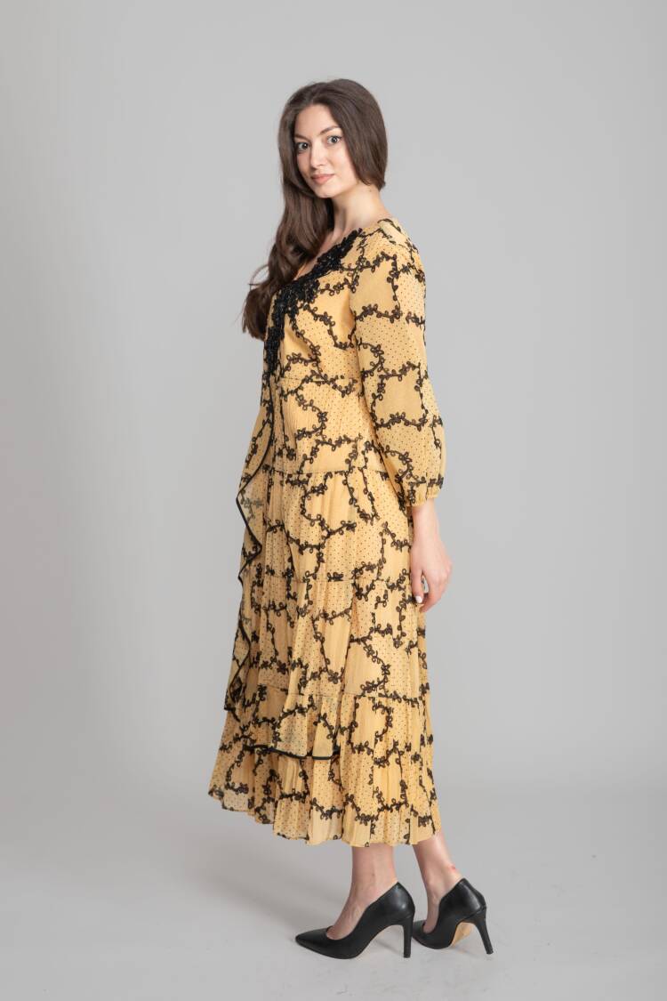 ElegantWrap Dress With Floral And Polka Dot Pattern