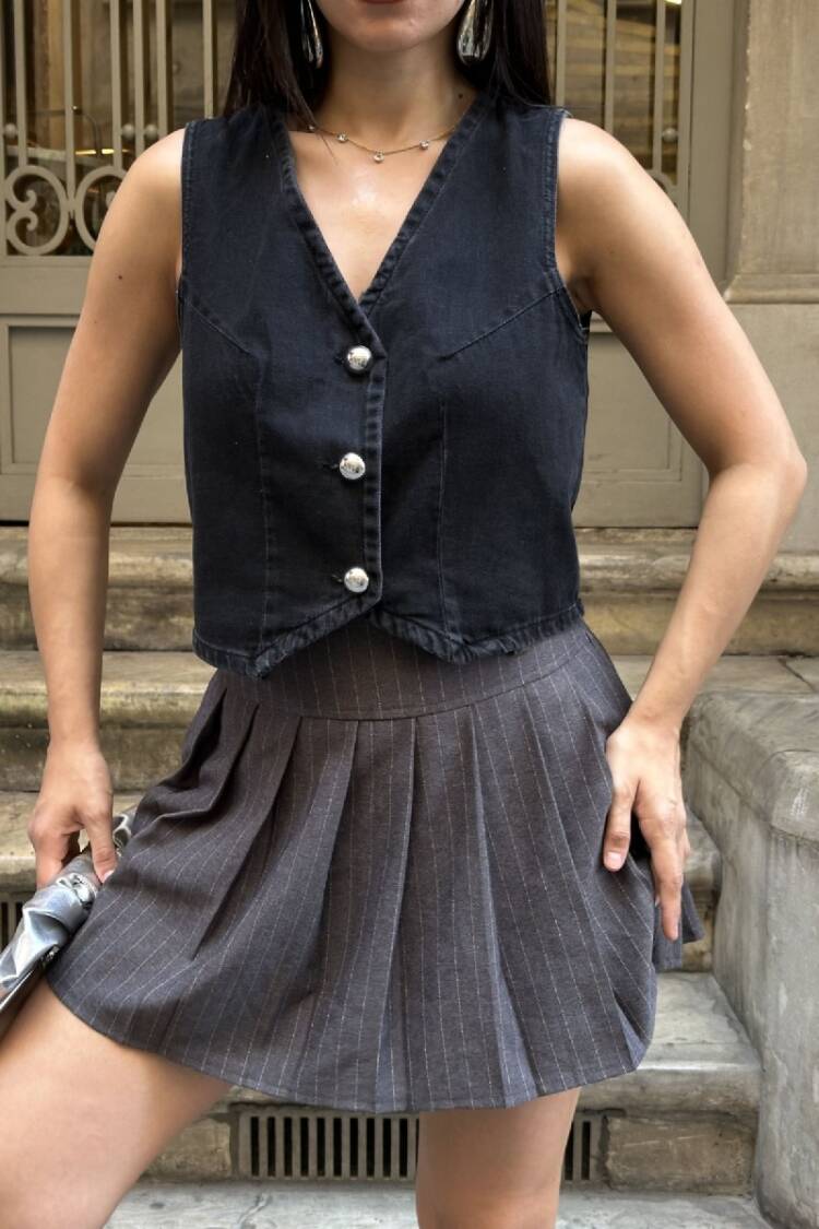 Black Slim Fit Crop Vest - Casual & Elegant