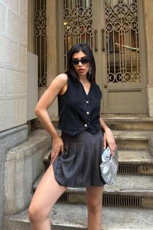 Black Slim Fit Crop Vest - Casual & Elegant