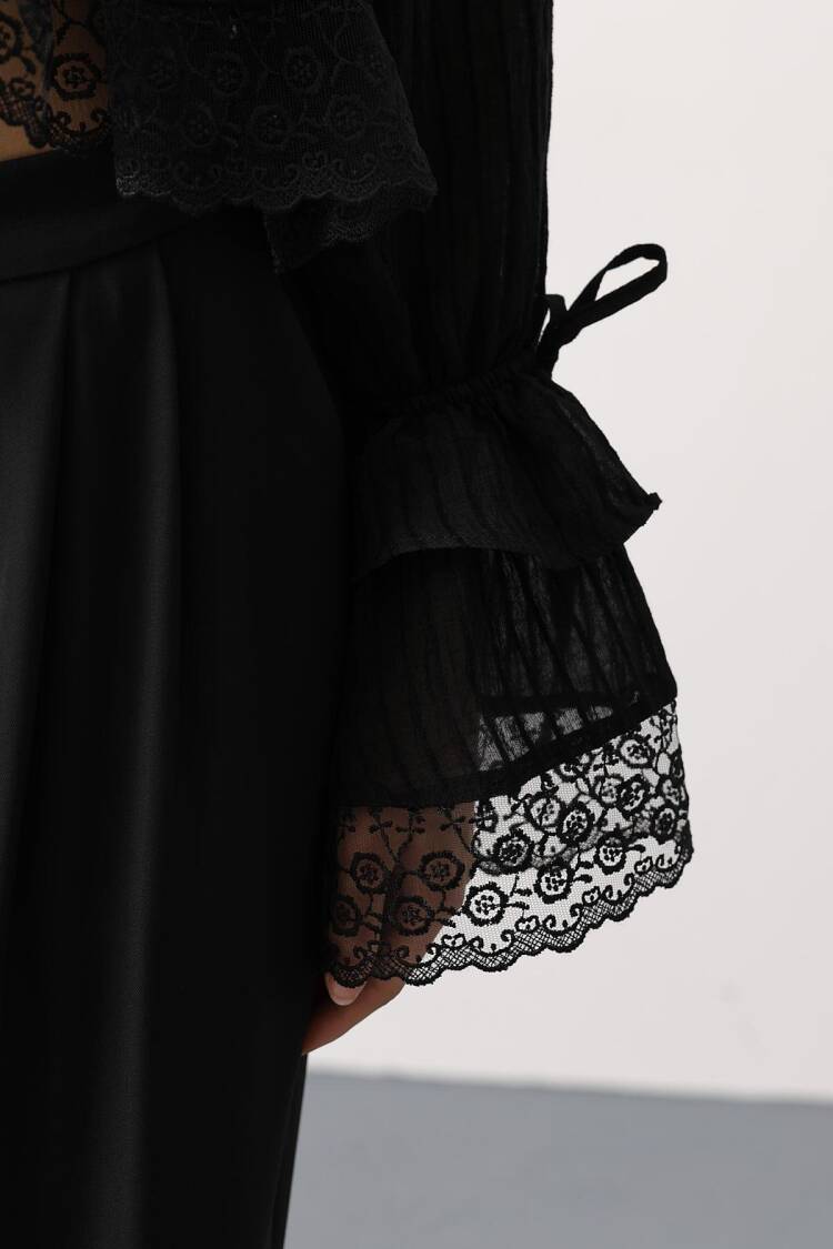 Elegant Crop Blouse With Ruffle Sleeves
