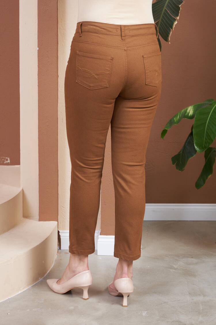 Brown Mom Pants With Cropped Straight Leg