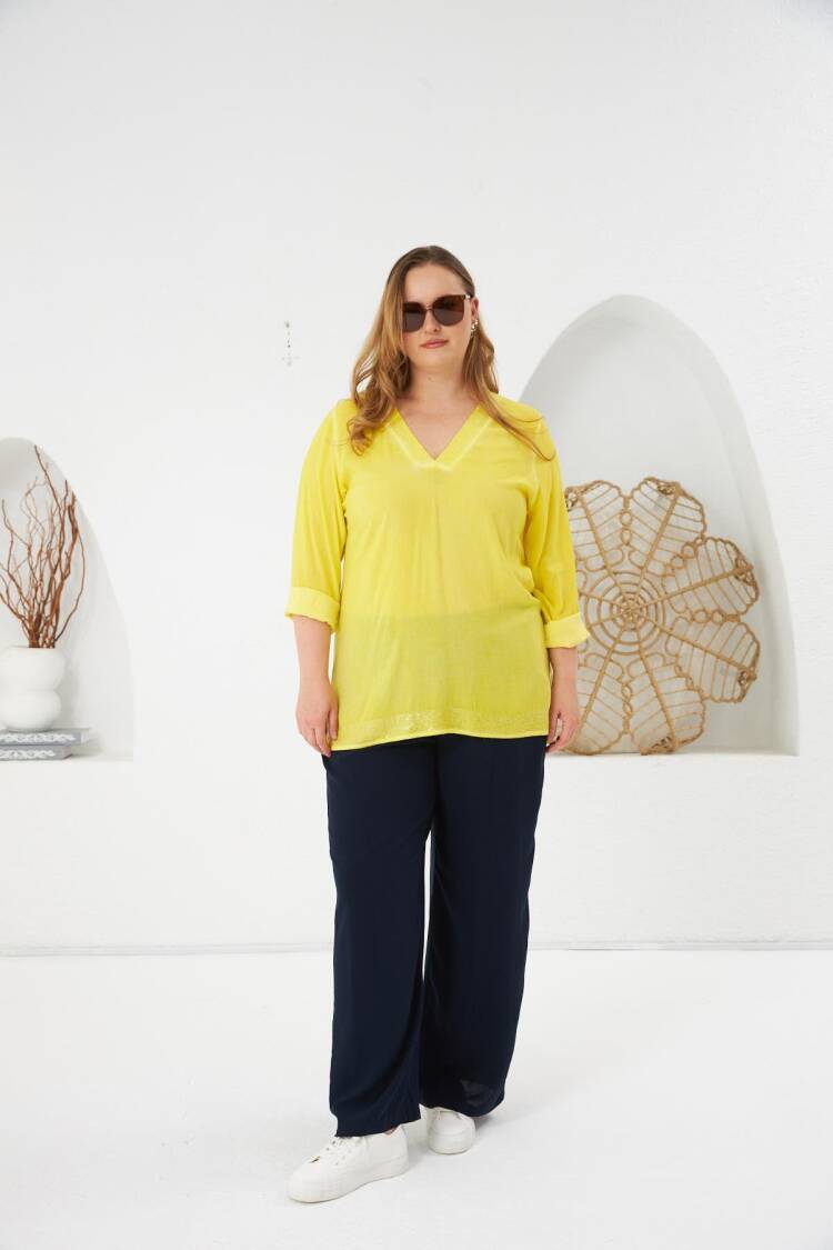 Plus Size Blouse With V-Neck And 3/4 Sleeves